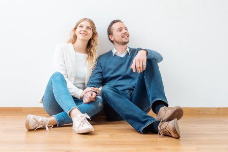 Bydlení v nájemním bytě – jiná pravidla pro partnery, jiná pro manžele