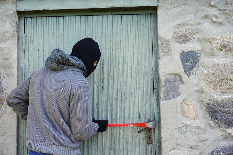 Jak zabezpečit byt a dům před odjezdem na dovolenou